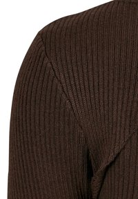 Gros plan sur un tissu en maille côtelée marron foncé montrant une texture verticale détaillée et des couches superposées.