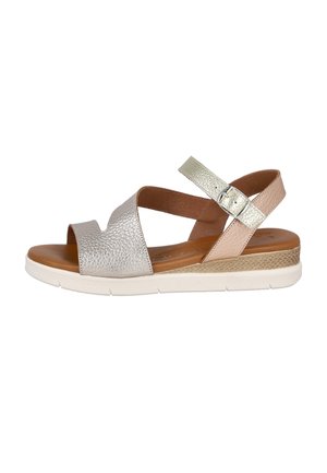 Sandalia de mujer de punta abierta con tiras cruzadas de cuero metálico plateado y rosa, hebilla, plantilla acolchada marrón claro y suela blanca texturizada.