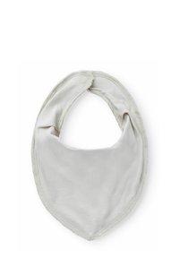 Bavaglino in cotone beige con forma triangolare e chiusura a scatto. Presenta una texture liscia e una finitura dei bordi pulita.