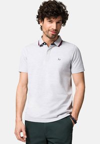 Szara koszulka polo wykonana z bawełny, z granatowym kołnierzykiem z czerwonym akcentem, dwiema guzikami oraz małym logo na lewej piersi.