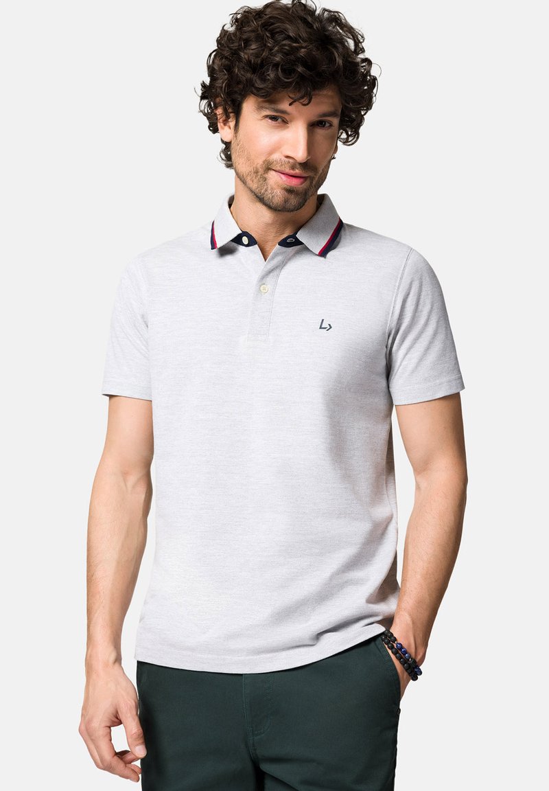 Szara koszulka polo wykonana z bawełny, z granatowym kołnierzykiem z czerwonym akcentem, dwiema guzikami oraz małym logo na lewej piersi.
