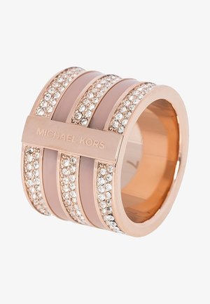 Szeroka różowo-złota obrączka z wieloma rzędami przejrzystych kryształków i wygrawerowanym napisem "MICHAEL KORS" na centralnym poziomym pasku.