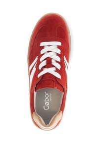 Rode suède sneaker met witte veters en zijstrepen. Rondneus, zachte binnenzool en zool van gummi. Textuur oppervlak met logo detail.