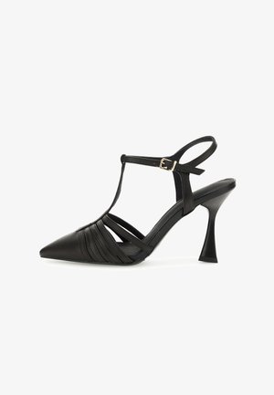 Sort højhælet sandal med spids tå, T-strop design, teksturerede detaljer og spænde lukning. Har en buet hæl.