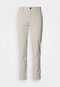 Beige chinos med et design med lige ben, udstyret med sort knaplukning, bæltestropper og sidelommer; glat stoftekstur.