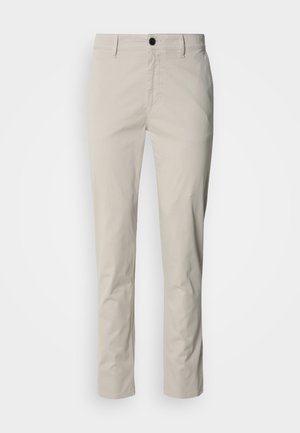 Beige chinos met een rechte pijp, voorzien van een zwarte knoopsluiting, riemlussen en zijzakken; gladde stoftextuur.