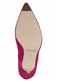 Fuksjowe, zamszowe szpilki z wypukłym noskiem, z beżową skórzaną podeszwą, rozmiar 37, z wytłoczonym logo marki Peter Kaiser.