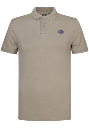 Polo beige à manches courtes avec deux boutons et un petit logo ovale Petrol sur la poitrine gauche.