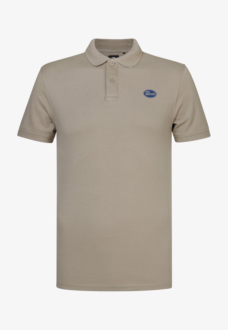 Polo beige à manches courtes avec deux boutons et un petit logo ovale Petrol sur la poitrine gauche.