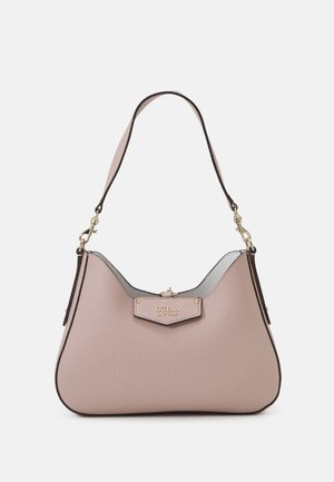 Sac à main synthétique rose texturé avec une forme incurvée, accents supérieurs en gris contrastant, quincaillerie dorée et plaque de logo à l'avant.