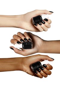 Vernis à ongles noir dans un flacon transparent avec un capuchon blanc, tenu par trois mains de différentes teintes de peau. Les ongles sont peints en noir brillant.
