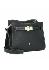 Borsa a mano in pelle nera con superficie testurizzata, hardware dorato, una chiusura decorativa, cuciture bianche a contrasto e una tracolla removibile.