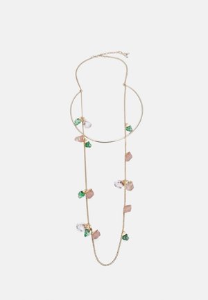 Delikatny złoty łańcuszek z nieregularnymi zielonymi, różowymi i przezroczystymi kamieniami równomiernie rozmieszczonymi na całej długości.