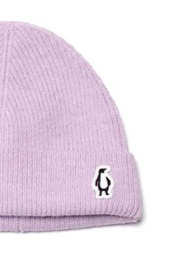 Berretto di maglia viola chiaro con texture a costine e risvolto, con un piccolo logo di pinguino nero ricamato sul lato.