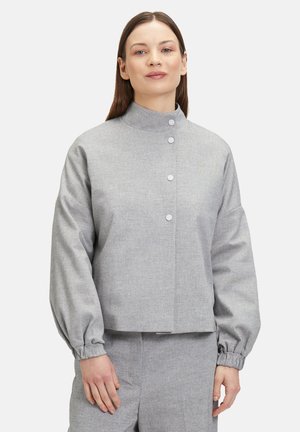 Graue Hemdblusenjacke mit hohem Kragen, mit langen, gepufften Ärmeln und einem strukturierten Stoff. Beinhaltet silberne Knöpfe auf der Vorderseite.