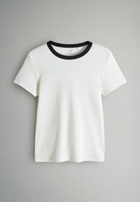 Weißes kurzärmliges, geripptes T-Shirt mit schwarzem Rundhalsausschnitt, flach auf einem hellgrauen Hintergrund ausgebreitet.