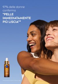 Siero anti-rughe Nivea Q10 Expert in una bottiglia di ambra scura con un tappo a pipetta dorato, posizionato accanto a due donne che sorridono contro un cielo blu.