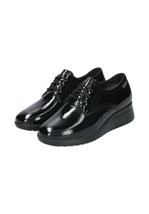 Chaussures en cuir verni noir avec un bout arrondi, un design à lacets et un semelle en faible wedge. Présente une texture lisse et de subtils accents de couture.