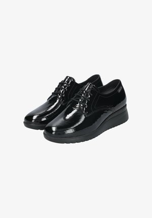 Chaussures en cuir verni noir avec un bout arrondi, un design à lacets et un semelle en faible wedge. Présente une texture lisse et de subtils accents de couture.