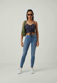 ONLY ONLBLUSH MID WAIST FRONT PLEAT  - Testhezálló fazon - light blue denim
