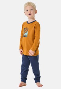 Langärmliges orangefarbenes Hemd mit navyblauem Rundhalsausschnitt und verspieltem Grafikdesign, kombiniert mit navyblauen Trainingshosen, aus weichem Stoff für besonderen Komfort.