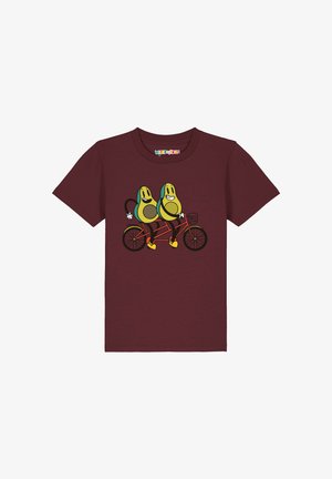 Deux personnages avocat souriants faisant du vélo tandem, imprimés sur un T-shirt à manches courtes couleur bordeaux.