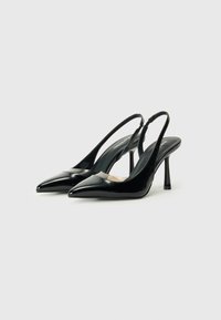 Décolleté in vernice nera con cinturino slingback, punta appuntita, tacco sottile e dettagli trasparenti nella parte superiore. Finitura liscia e lucida.