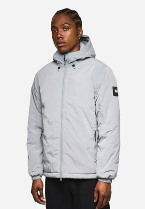 Helle graue, gemusterte Jacke mit durchgehendem Reißverschluss, verstellbarem Kapuze und Reißverschlusstaschen. Mit elastischen Bündchen und einem Logo-Patch am Ärmel.