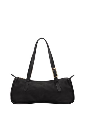 Schwarze Lederhandtasche mit glatter Oberfläche, länglichem Design, zwei flachen Trägern, goldfarbenen Beschlägen und dezentem Logodetail auf der Vorderseite.