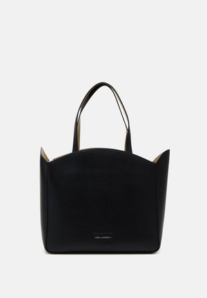 Czarna skórzana torba typu tote z dwoma uchwytami i zakrzywionym górnym brzegiem, z małą metką "Karl Lagerfeld" na przodzie.