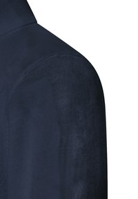 Marineblauer, gestrickter Rollkragenpullover mit ribbeliger Textur, der ein glattes, eng anliegendes Design an Schulter und Ausschnitt aufweist.