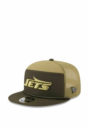 Olivegrüner Hut mit flachem Schirm, einer strukturierten braunen Netzrückseite und einem gestickten „JETS“-Logo in Gold auf der Vorderseite.