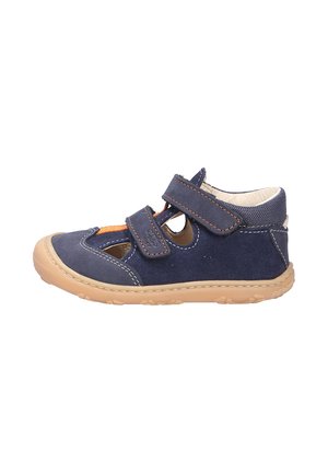 Granatowe dziecięce buty wykonane z zamszu, z dwoma zapięciami na rzep, wyciętym wzorem, pomarańczowymi akcentami oraz elastyczną, beżową gumową podeszwą.