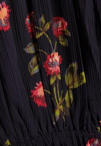 Blumenmusterstoff mit roten und pinken Rosen auf schwarzem Hintergrund. Plissierter Textur mit gerafftem Taillendetail.