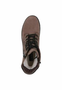 Botín de ante marrón con cordones negros, un zipper y un interior suave forrado. Presenta una suela de goma negra resistente y una punta redondeada.