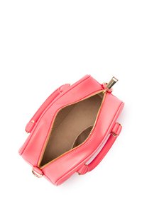 Petit sac à main en cuir rose compact avec une fermeture éclair, des accents en métal doré et une texture lisse. L'intérieur est beige et offre un espace suffisant.