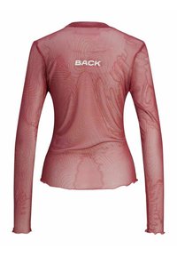Camicia rossa trasparente a maniche lunghe con un motivo testurizzato, scollatura rotonda e la scritta "BACK" stampata in bianco sulla parte alta della schiena. Orlo smerlato.