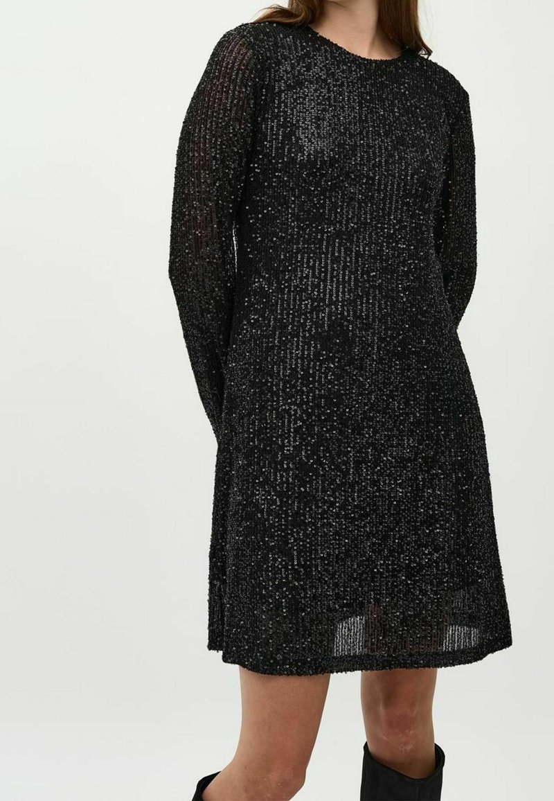 Robe noire à manches longues avec une surface texturée présentant des bandes brillantes verticales, un col rond et une coupe ample s'évasant à l'ourlet.