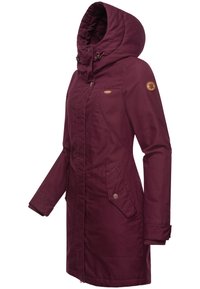 Manteau à capuche bordeaux avec deux poches avant, fermeture éclair et tissu texturé. Présente un accent logo sur la manche et une capuche réglable avec un cordon.