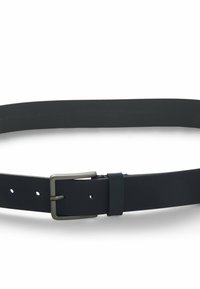 Svart läderbälte med en perforerad struktur, silverfärgad spänne och en diskret varumärkesgravyr. Har flera justerbara hål.