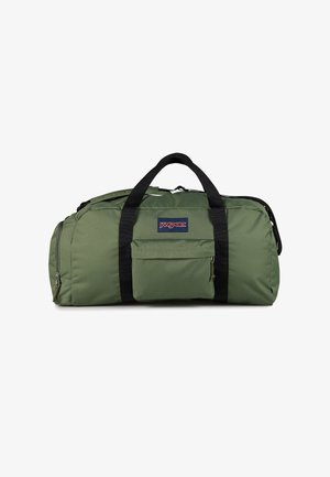 Zielona torba sportowa Jansport z czarnymi uchwytami, przednią kieszenią na zamek i boczną kieszenią na zamek, przedstawiona na białym tle.