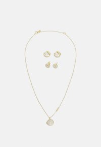 Goldschmuckset mit einer zarten Kettenhalskette, die einen runden, funkelnden Anhänger trägt, und Ohrhängern mit klaren Kristallakzenten.