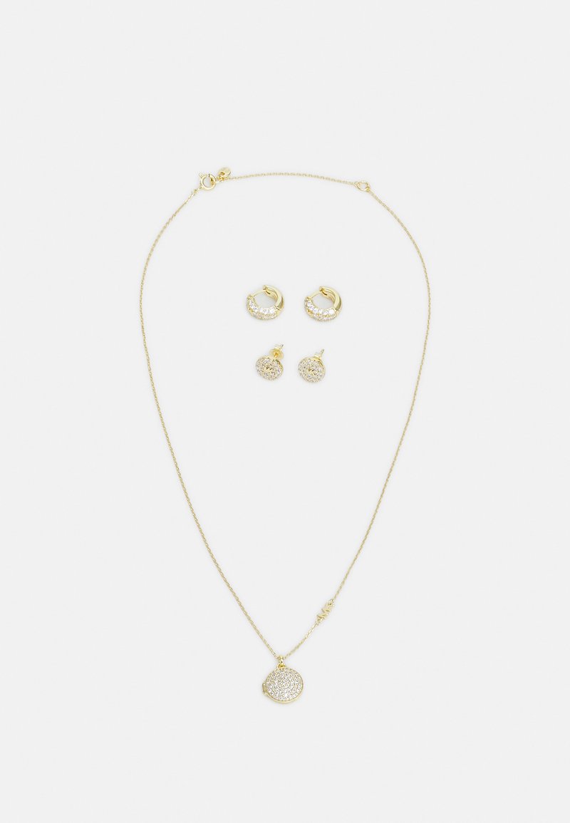 Goldschmuckset mit einer zarten Kettenhalskette, die einen runden, funkelnden Anhänger trägt, und Ohrhängern mit klaren Kristallakzenten.