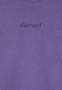 Fialové bavlněné tričko s kulatým výstřihem, které na přední straně obsahuje černě tištěné logo "element". Hladká struktura, volnočasový design.