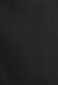 Tela negra con una textura suave y un sutil patrón de tejido diagonal, adecuada para diversas aplicaciones como ropa o tapicería.