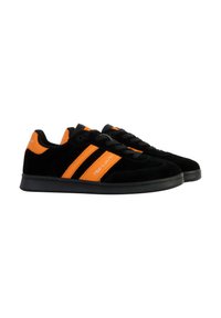Sneaker in camoscio nero con dettagli arancioni, caratterizzati da due strisce diagonali, punta tonda e suola in gomma nera. I lacci sono neri.