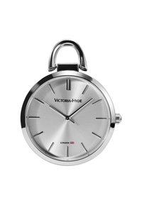 Orologio da tasca in acciaio inox argentato con design minimalista. Presenta un quadrante spazzolato, indicatori delle ore allungati e una chiusura lucida. Logo visibile.