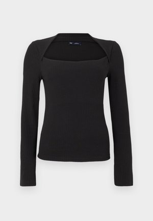 Fekete bordázott kötött hosszú ujjú felső négyzet alakú nyakkivágással és széles gallér részlettel fehér háttéren.