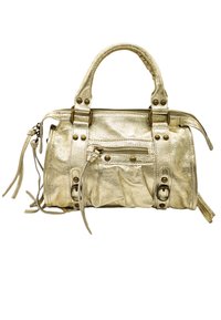 Sac à main en métal doré avec deux poignées supérieures, fermeture éclair, clous décoratifs, design plissé et bandoulière amovible.