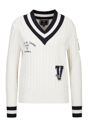Witte kabelgebreide tennistrui met marineblauwe gestreepte V-hals en manchetten, met geborduurde tekst en emblemen op de voorkant en mouw.